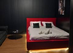red and black‏